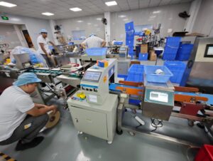 End-of-line inspection on a food production line with metal detector and X-ray system